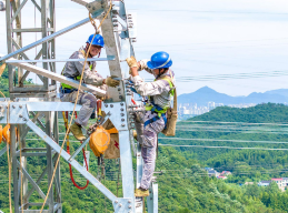 高溫下的高空電力施工人員